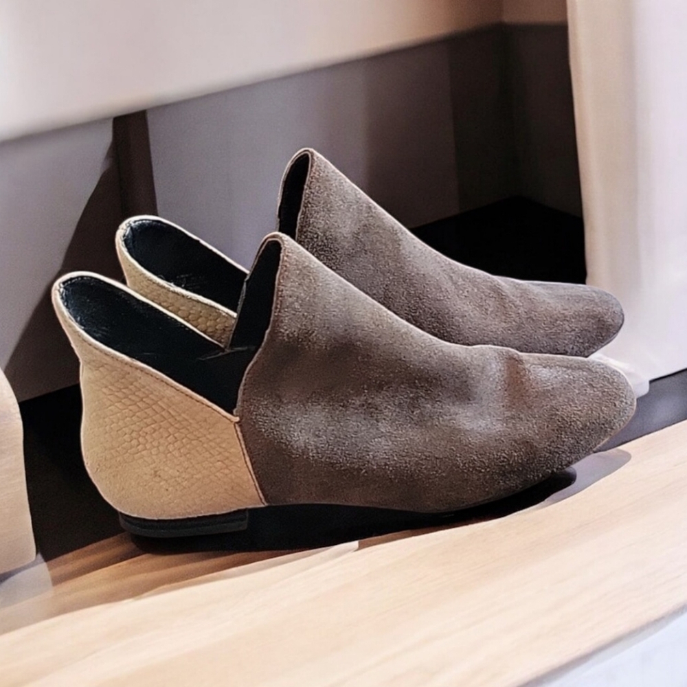 HP...LOGO BY LORI GOLDSTEIN LOUISE ankle booties
